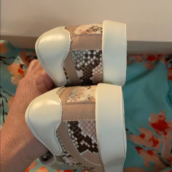 Just Fab Paisley Snake Sneakers! - Picture 4 of 6